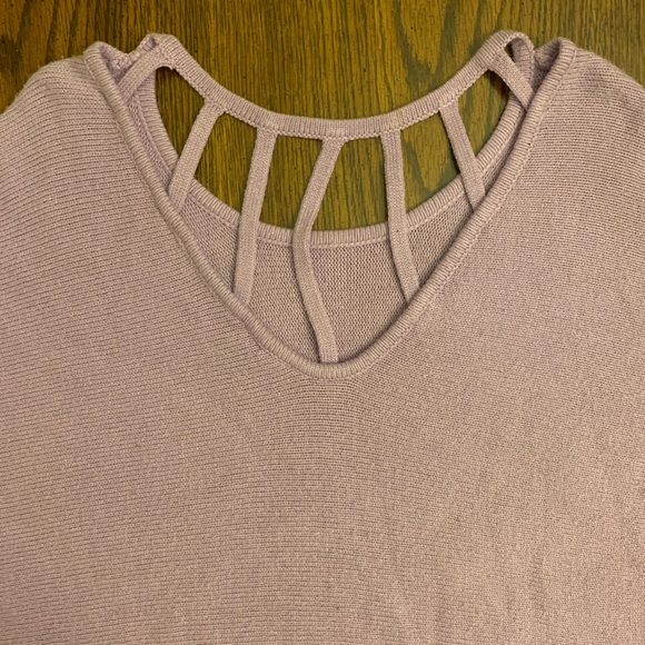 Nice Blouse-Sweater. - Picture 2 of 6